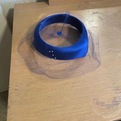 SATIN LINED VINTAGE LADIES COAT (LARGE) WITH 2 HATS