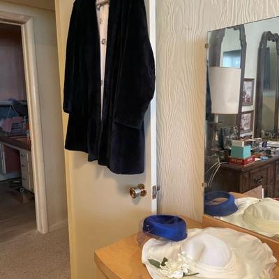 SATIN LINED VINTAGE LADIES COAT (LARGE) WITH 2 HATS