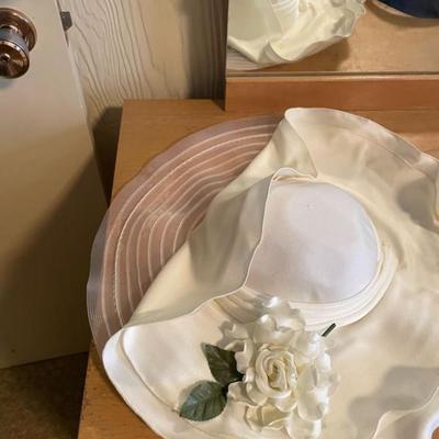 SATIN LINED VINTAGE LADIES COAT (LARGE) WITH 2 HATS