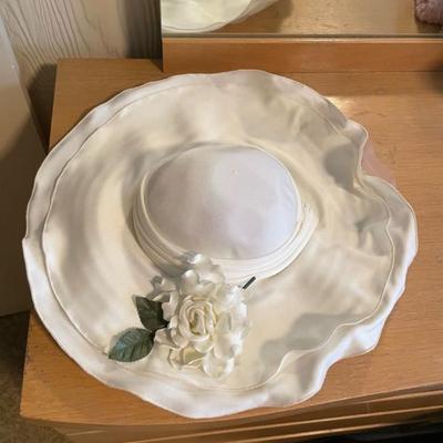 SATIN LINED VINTAGE LADIES COAT (LARGE) WITH 2 HATS