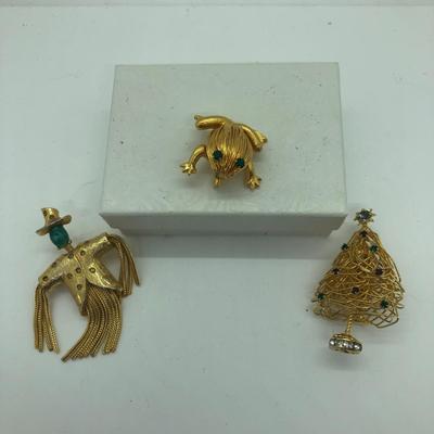 LOT 29J: Unique Gold Tone Brooches - Frog, Scarecrow & Christmas Tree