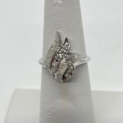 LOT 100J: 3.5g 14k White Gold and Brilliant Diamond Fan Ring sz 6