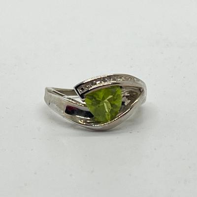 LOT 101J: 10K White Gold Ring with Trillion Cut Peridot with Accents. Sz 6