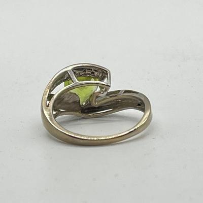 LOT 101J: 10K White Gold Ring with Trillion Cut Peridot with Accents. Sz 6