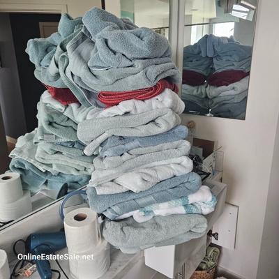 LOT OF BATH TOWELS