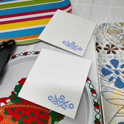 Lot of plastic serve ware