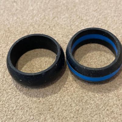 2 menâ€™s silicone bands