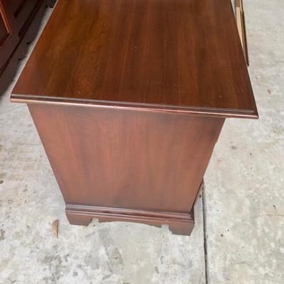 Link-Taylor nightstand, dove tail, 3 drawer (2 in this auction)