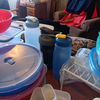 LARGE ASSORTMENT OF FOOD STORAGE CONTAINERS