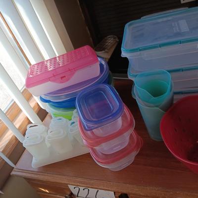 LARGE ASSORTMENT OF FOOD STORAGE CONTAINERS