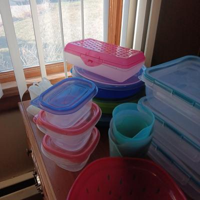 LARGE ASSORTMENT OF FOOD STORAGE CONTAINERS