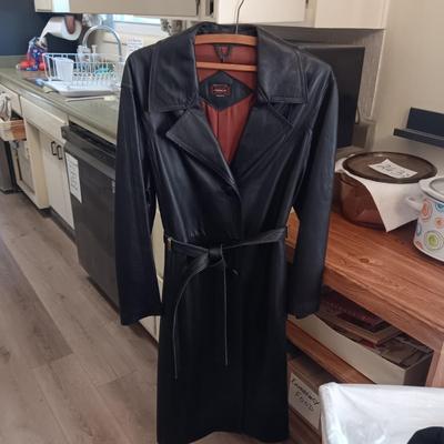 LADIES LEATHER COAT AND 2 HATS