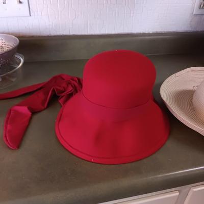 LADIES LEATHER COAT AND 2 HATS