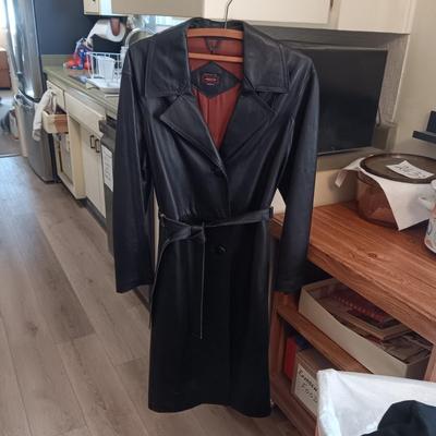 LADIES LEATHER COAT AND 2 HATS