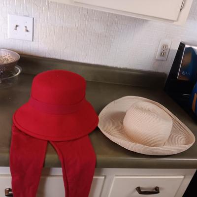 LADIES LEATHER COAT AND 2 HATS