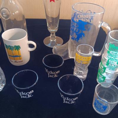 LARGE AMOUNT OF BAR GLASSES, ASHTRAYS AND CARAFES