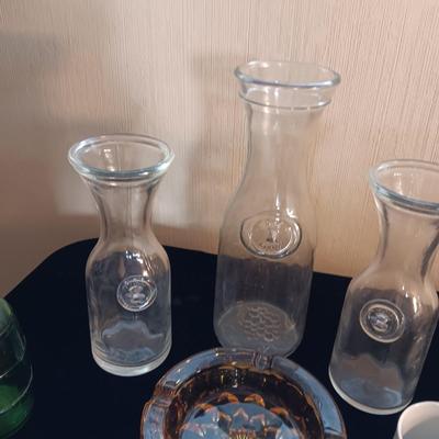 LARGE AMOUNT OF BAR GLASSES, ASHTRAYS AND CARAFES