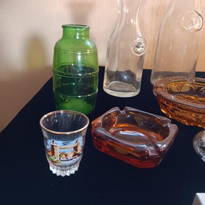 LARGE AMOUNT OF BAR GLASSES, ASHTRAYS AND CARAFES