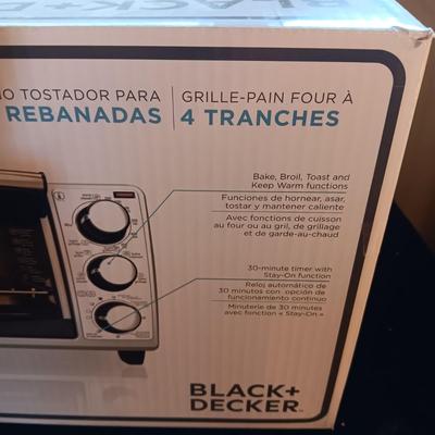 LIKE NEW BLACK & DECKER TOASTER OVEN