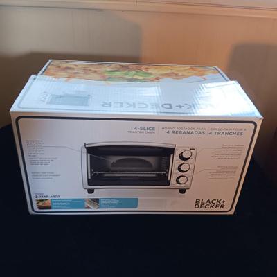 LIKE NEW BLACK & DECKER TOASTER OVEN