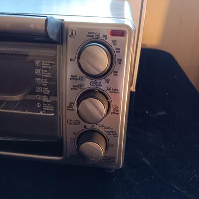 LIKE NEW BLACK & DECKER TOASTER OVEN