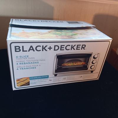 LIKE NEW BLACK & DECKER TOASTER OVEN