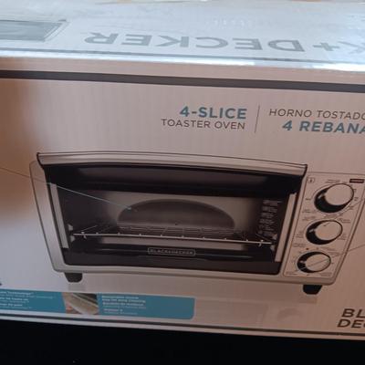 LIKE NEW BLACK & DECKER TOASTER OVEN