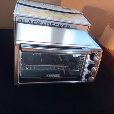 LIKE NEW BLACK & DECKER TOASTER OVEN