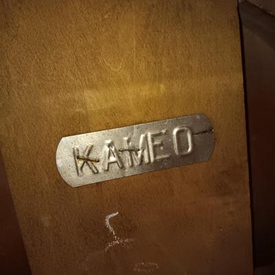 WEIMAN KAMEO OVAL TABLE W/BRASS TABLE LAMP