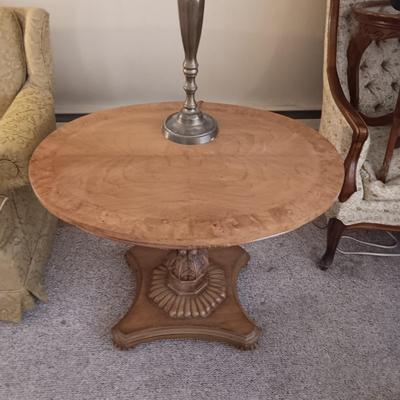 WEIMAN KAMEO OVAL TABLE W/BRASS TABLE LAMP