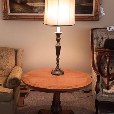 WEIMAN KAMEO OVAL TABLE W/BRASS TABLE LAMP