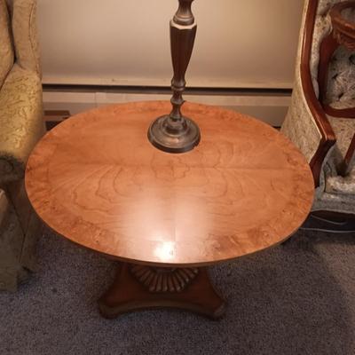 WEIMAN KAMEO OVAL TABLE W/BRASS TABLE LAMP