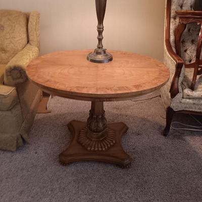 WEIMAN KAMEO OVAL TABLE W/BRASS TABLE LAMP