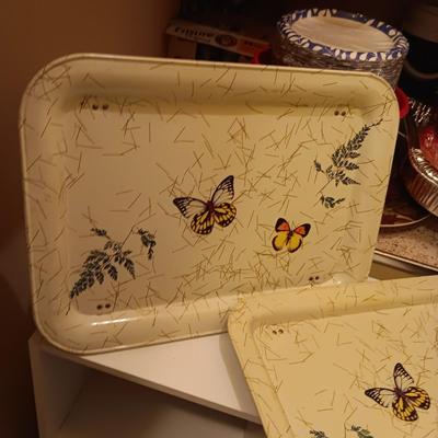 2 SMALL SHELVES AND 2 FOLDING LAP TABLES