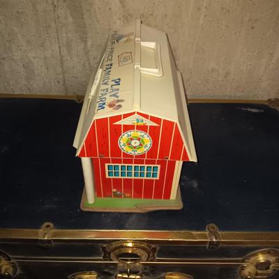 FISHER PRICE FAMILY FARM WITH MANY ACCESSORIES. COW MOO WHEN BARN DOOR IS OPENED