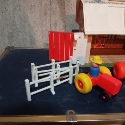 FISHER PRICE FAMILY FARM WITH MANY ACCESSORIES. COW MOO WHEN BARN DOOR IS OPENED