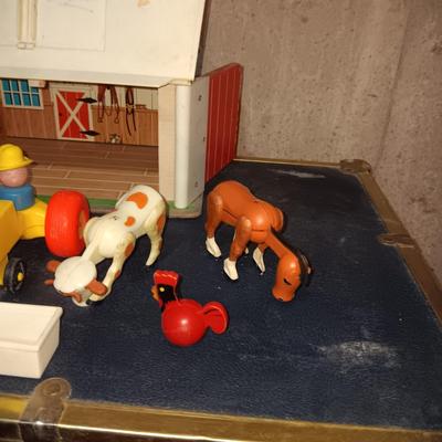 FISHER PRICE FAMILY FARM WITH MANY ACCESSORIES. COW MOO WHEN BARN DOOR IS OPENED
