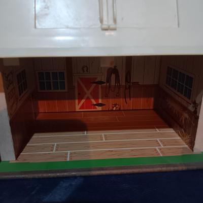 FISHER PRICE FAMILY FARM WITH MANY ACCESSORIES. COW MOO WHEN BARN DOOR IS OPENED