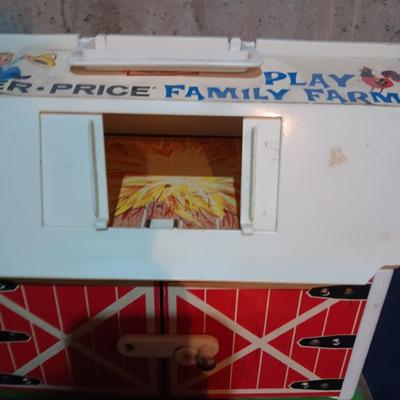 FISHER PRICE FAMILY FARM WITH MANY ACCESSORIES. COW MOO WHEN BARN DOOR IS OPENED