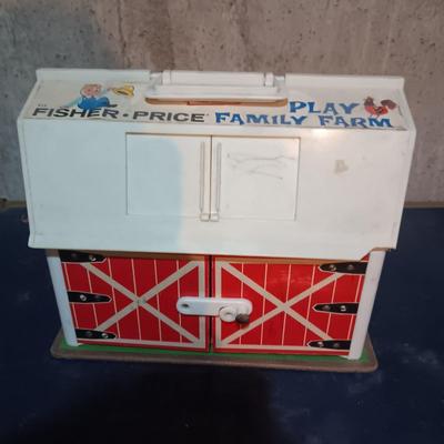 FISHER PRICE FAMILY FARM WITH MANY ACCESSORIES. COW MOO WHEN BARN DOOR IS OPENED