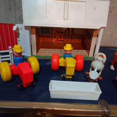 FISHER PRICE FAMILY FARM WITH MANY ACCESSORIES. COW MOO WHEN BARN DOOR IS OPENED
