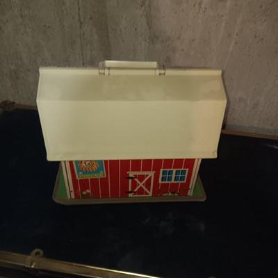 FISHER PRICE FAMILY FARM WITH MANY ACCESSORIES. COW MOO WHEN BARN DOOR IS OPENED