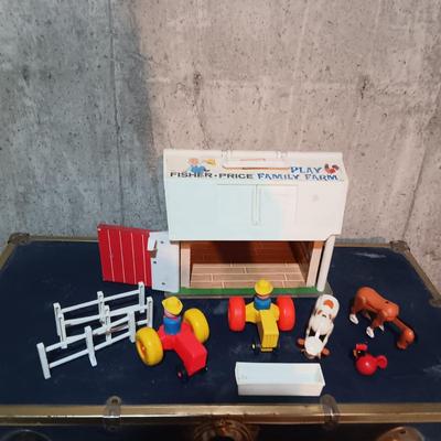 FISHER PRICE FAMILY FARM WITH MANY ACCESSORIES. COW MOO WHEN BARN DOOR IS OPENED