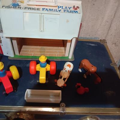 FISHER PRICE FAMILY FARM WITH MANY ACCESSORIES. COW MOO WHEN BARN DOOR IS OPENED