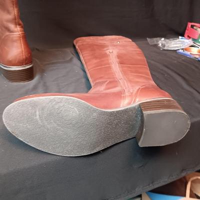 LIKE NEW LEATHER BOOTS