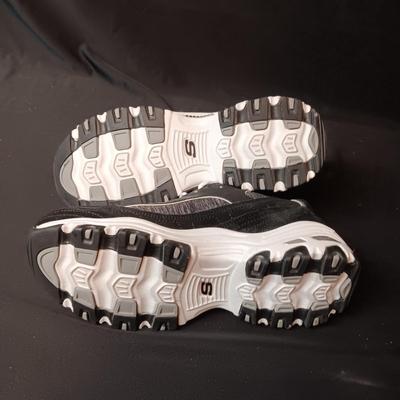 LIKE NEW SKECHERS AIR COOLED MEMORY FOAM SHOES