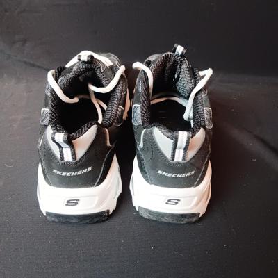 LIKE NEW SKECHERS AIR COOLED MEMORY FOAM SHOES