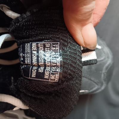 LIKE NEW SKECHERS AIR COOLED MEMORY FOAM SHOES