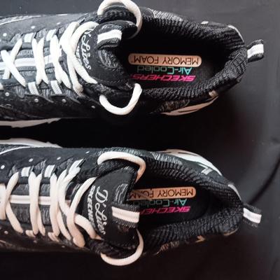 LIKE NEW SKECHERS AIR COOLED MEMORY FOAM SHOES