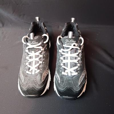 LIKE NEW SKECHERS AIR COOLED MEMORY FOAM SHOES